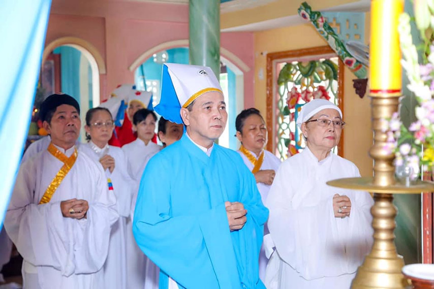 Chức sắc thành tâm khấn nguyện với đấng giáo chủ Nho giáo