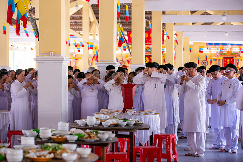 Chức sắc và đạo hữu cúng bái Cửu Huyền Thất Tổ tại Trai Đường 