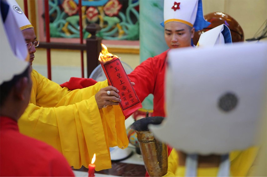 Nghi thức đốt sớ trước khi bái lễ và bãi đàn