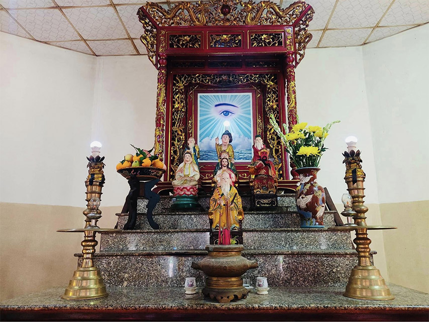 Bàn thờ chư vị Thần, Thánh, Tiên, Phật được bày trí mộc mạc