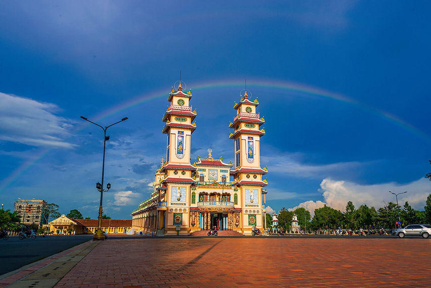 Quang cảnh toà thánh Tây Ninh nhìn từ xa 
