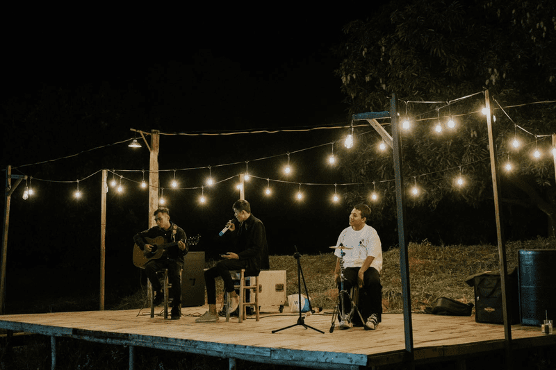 Du khách đều có thể tham gia biểu diễn cùng ban nhạc Acoustic của Ma Lữ Quán