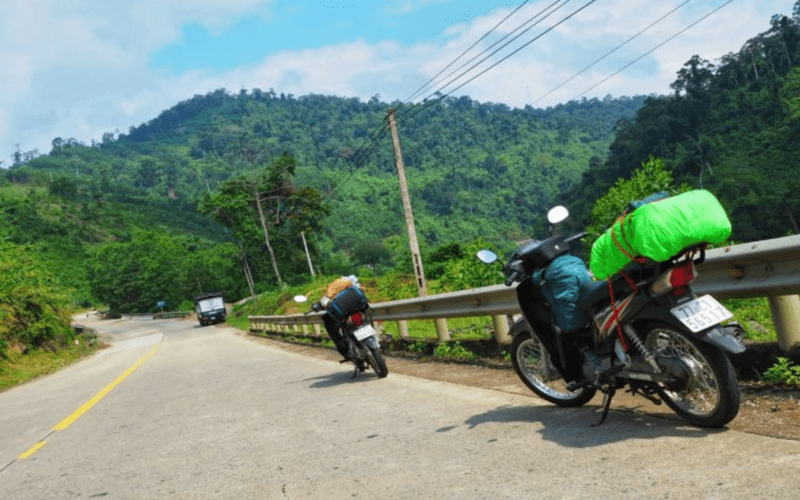 Xe máy là hình thức di chuyển tiết kiệm và dễ dàng để đến Ma Lữ Quán Tây Ninh