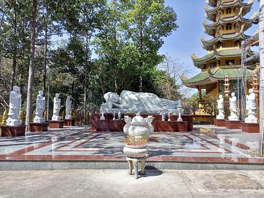 Tượng Phật nằm đặt dưới bóng cây thanh tịnh