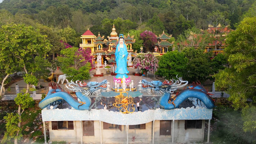 Núi Cậu Tây Ninh nhìn từ xa 