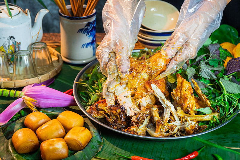 Quán còn nổi tiếng với món gà ta thả vườn 