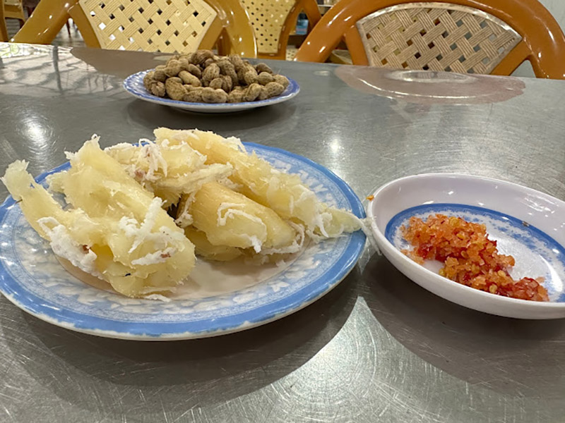 Thực khách có thể thưởng thức món khai vị củ mì hấp nước dừa 
