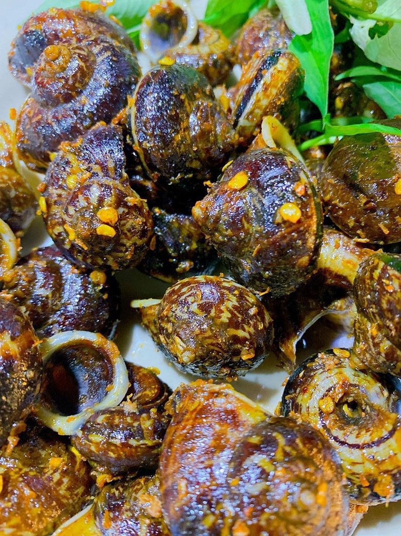 Món ốc núi rang muối được phục vụ tại quán 