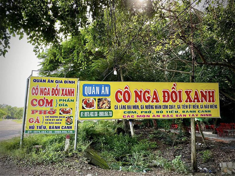 Bảng hiệu quán Cô Nga Đồi Xanh rất dễ để nhận ra 