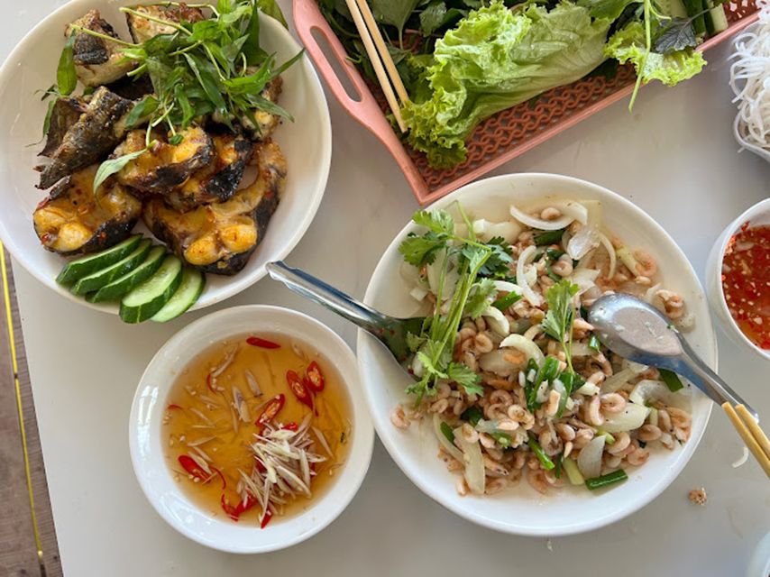 Món cá lăng nướng và tép cuốn bánh tráng - Hai trong nhiều món tại Sơn Thuỷ quán 
