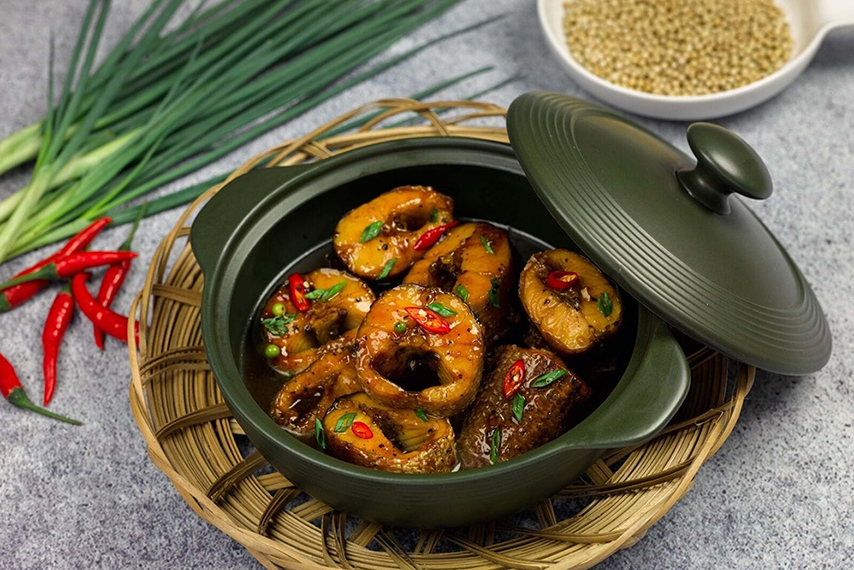 Các món ăn dân dã, bình dị như cá kho, gà nướng, ...
