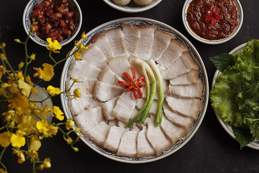 Món thịt ba chỉ luộc cuốn bánh tráng tại quán Vườn Gáo 