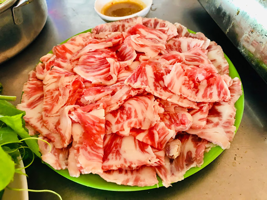 Dĩa gầu bò nạc mỡ đan xen đầy ắp tại quán bò tơ Út Phớt