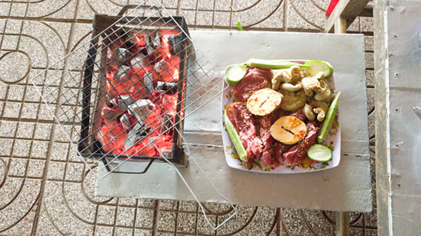 Combo lòng và sườn bò nướng được phục vụ tại quán