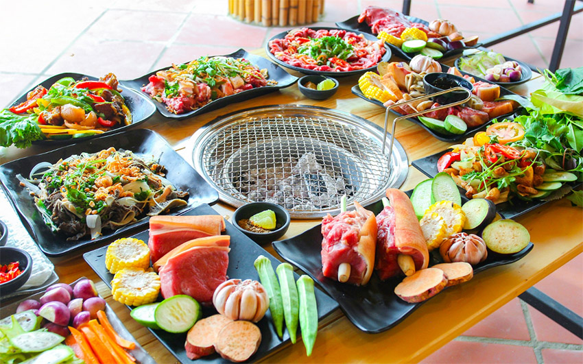 Bàn thức ăn với đa dạng các món được phục vụ tại quán bò Tây Ninh Nón Lá 