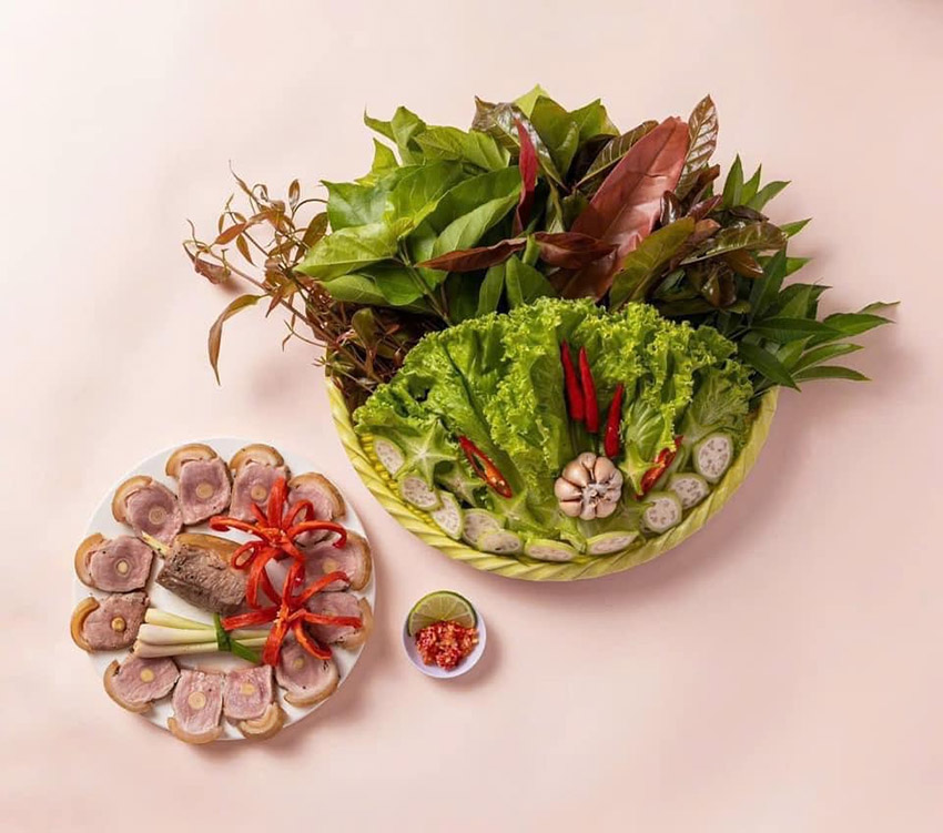 Món bò tơ hấp cuốn bánh tráng tại quán Sáu Tâm