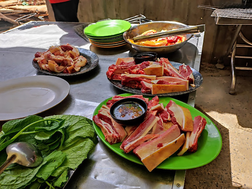 Bàn thịt bò tươi roi rói tại quán bê thui Tư Hồng 