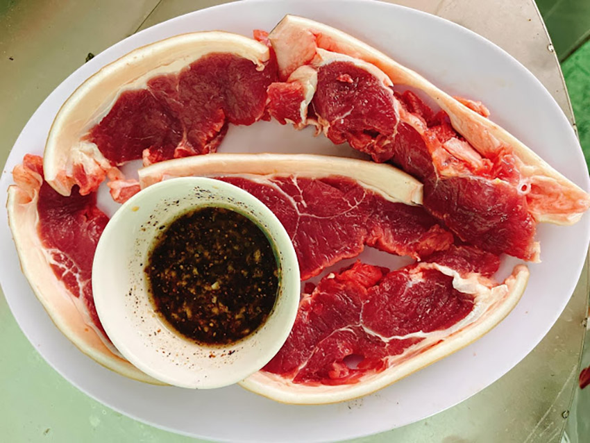 Món thịt bò nướng y được phục vụ tại quán 