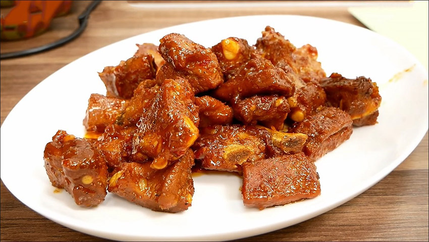 Món sườn chiên nước mắm được phục vụ tại quán