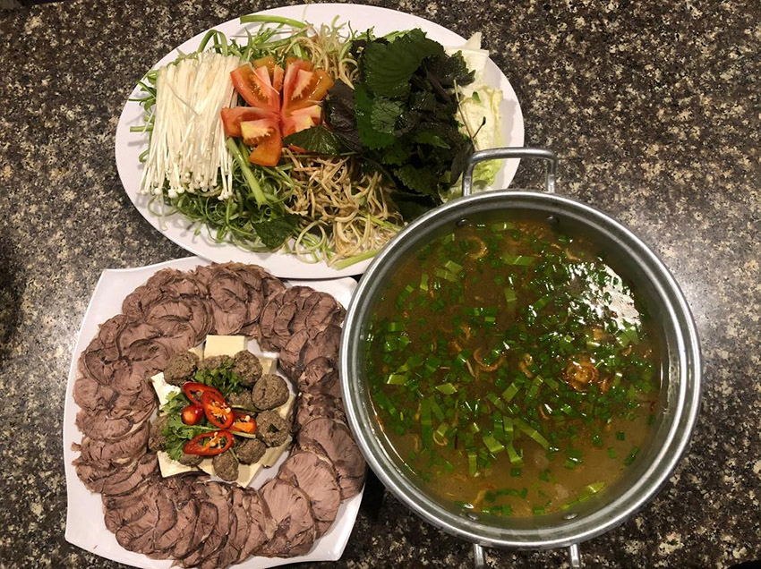 Một phần lẩu riêu cua bắp bò tại quán Út Khương