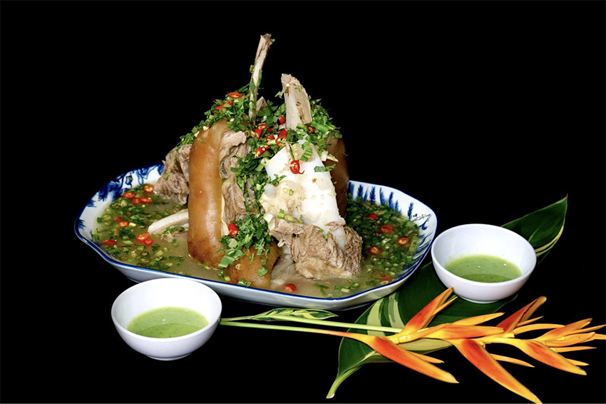 Quán cũng phục vụ món sườn cay sốt Thái 