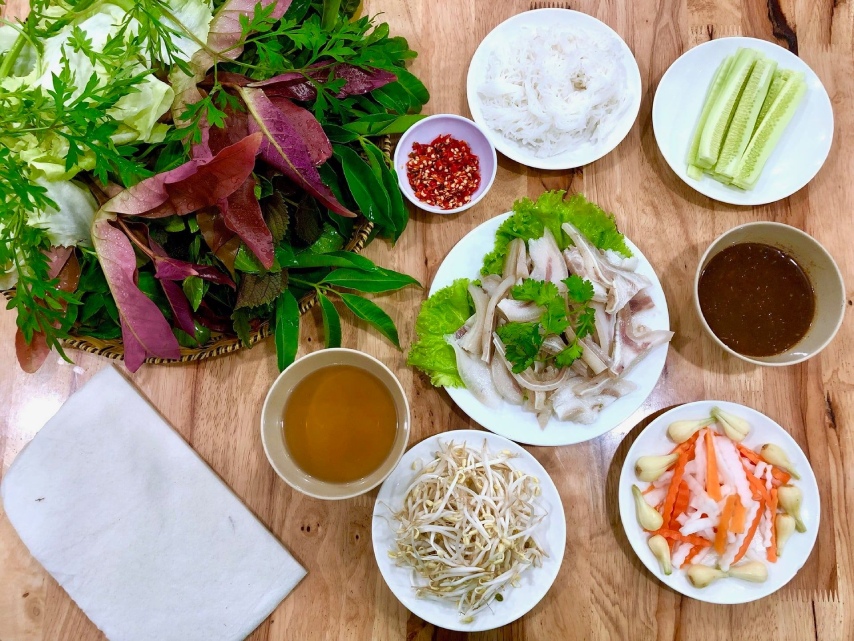 Cây rau mặt trăng ăn cùng bánh tráng cuốn thịt luộc 