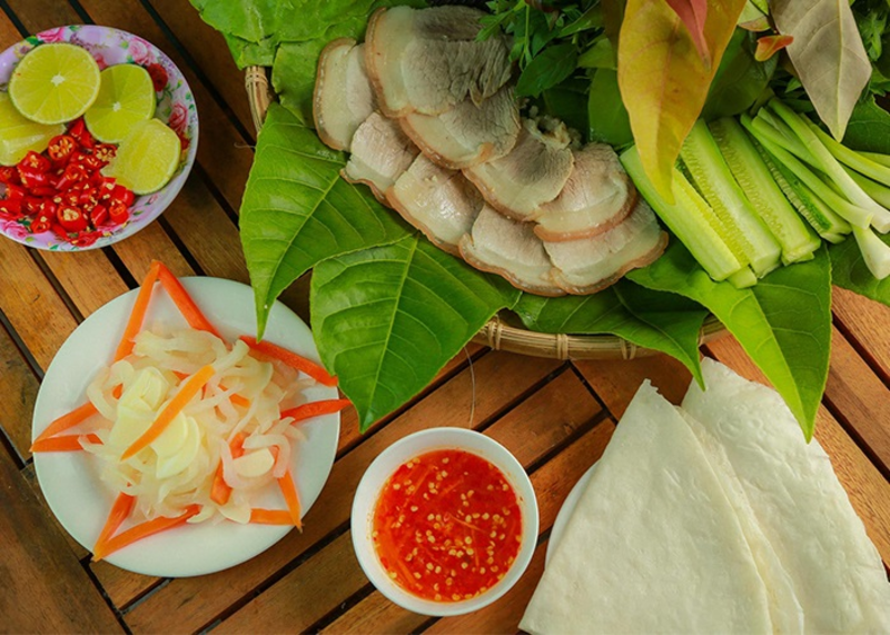 Thịt ba chỉ luộc cuốn rau săng máu 