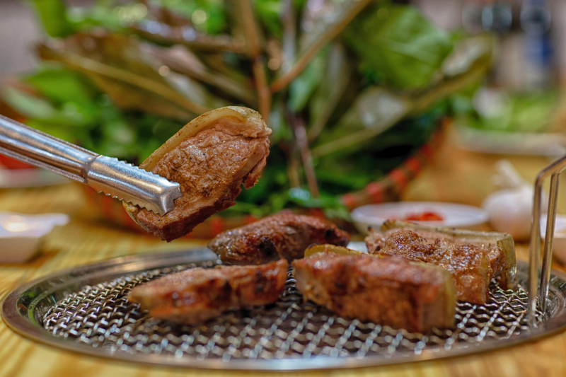 Bò tơ nướng ăn kèm lá bí bái