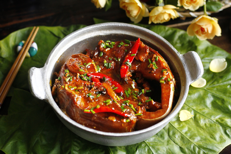 Đọt sộp được chấm cùng các món cá kho