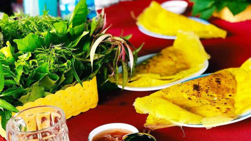 Bánh xèo cuốn rau đọt mọt