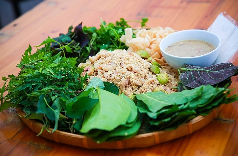 Gỏi cá ăn cùng lộc vừng và các loại rau rừng