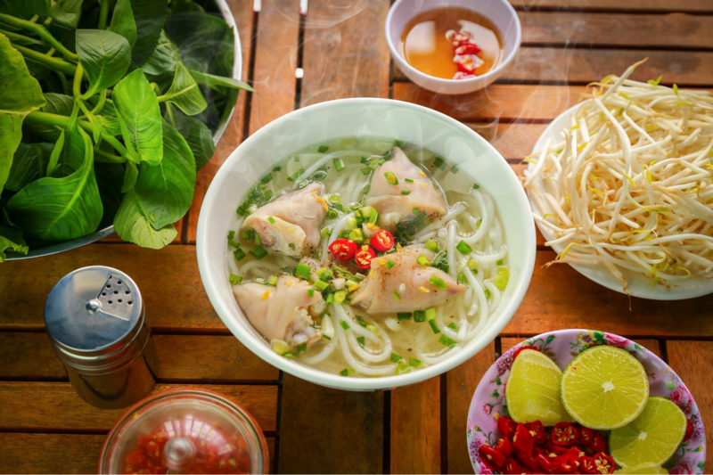 Bánh canh Trảng Bàng ăn cùng rau quế vị