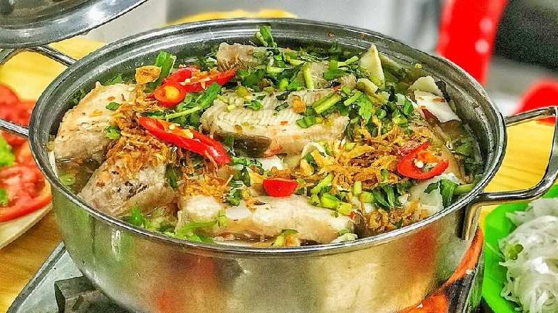 Món canh chua lá bứa