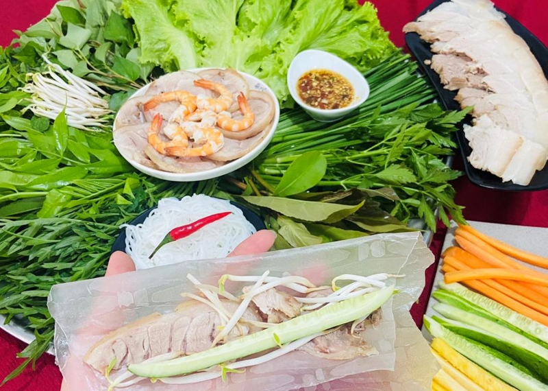 Món bánh tráng cuốn rau rừng Tây Ninh