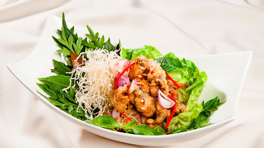 Món gỏi ếch rau rừng vô cùng bắt mắt 