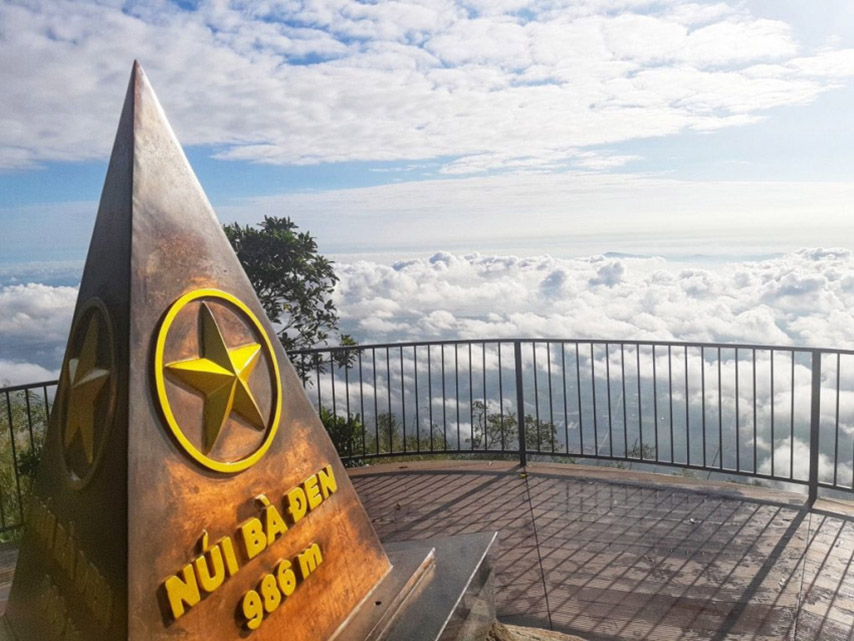 Biển mây bồng bềnh nhìn từ chóp đỉnh núi Bà Đen