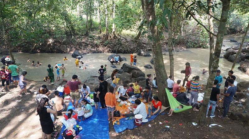 Suối Chò là điểm cắm trại quen thuộc vào dịp cuối tuần