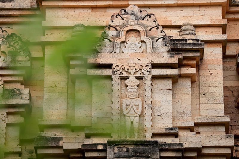 Trải qua bao thăng trầm của cuộc sống, những hình chạm khắc trên thân tháp vẫn giữ được nét tinh xảo