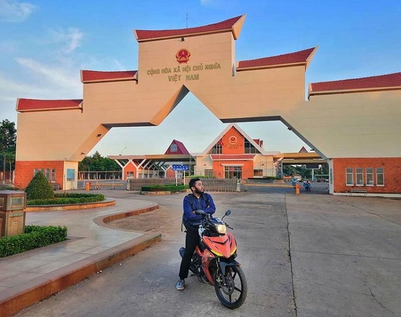 Du khách thích thú check-in trước cổng chào của cửa khẩu Xa Mát 