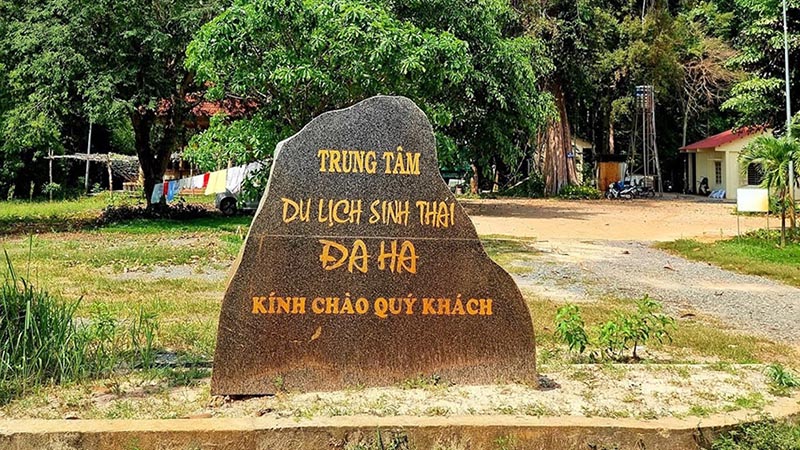 Cổng chào của khu du lịch sinh thái Daha