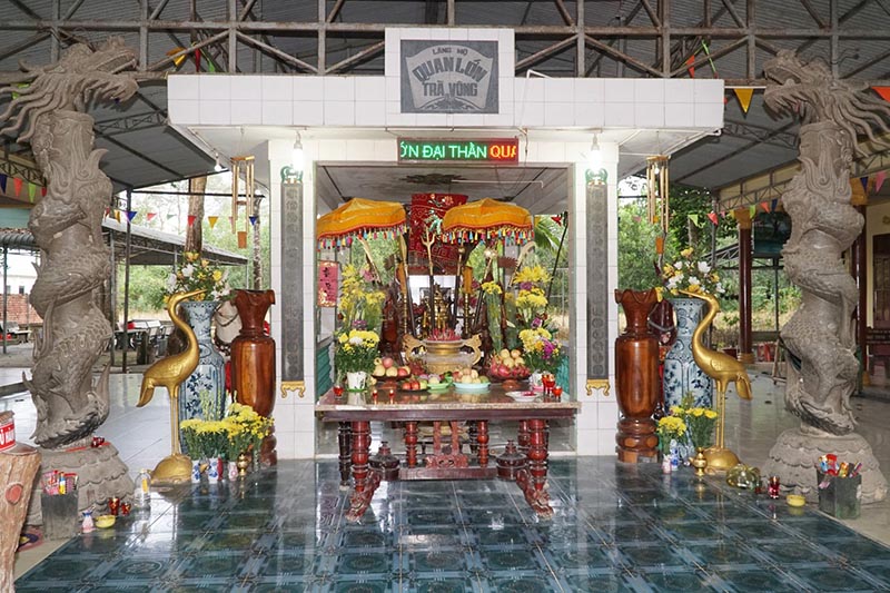 Chính điện trong Lăng mộ Quan Lớn Trà Vong
