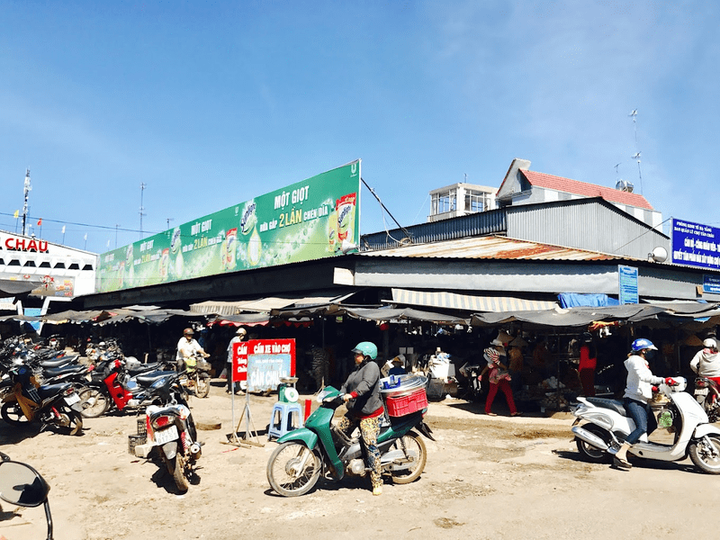 Phía ngoài chợ có nơi để xe và nhiều hàng quán nhộn nhịp