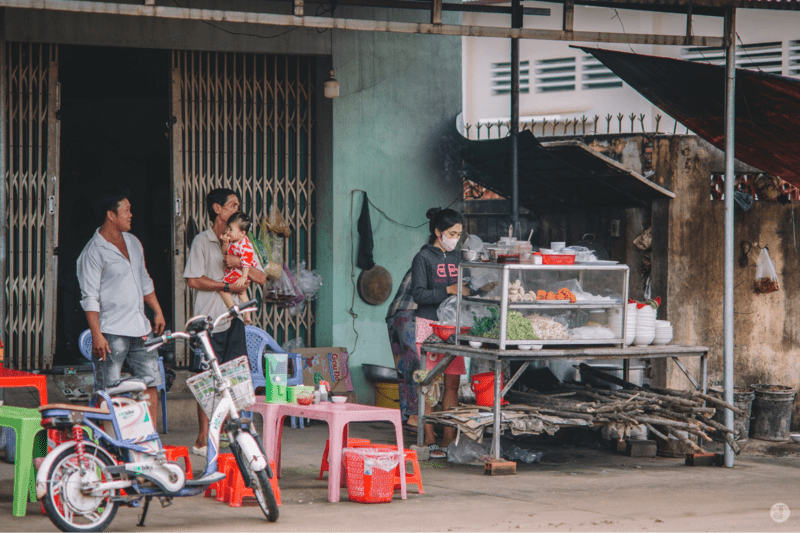 Một quán hàng ăn đơn giản tại chợ Suối Dây