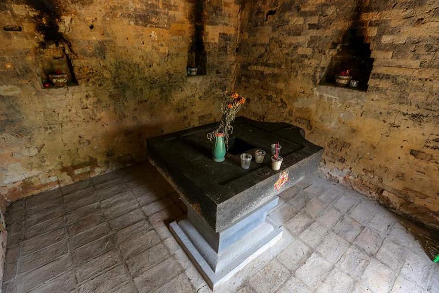 Bên trong tòa tháp cổ Bình Thạnh thờ Linga và Yoni 