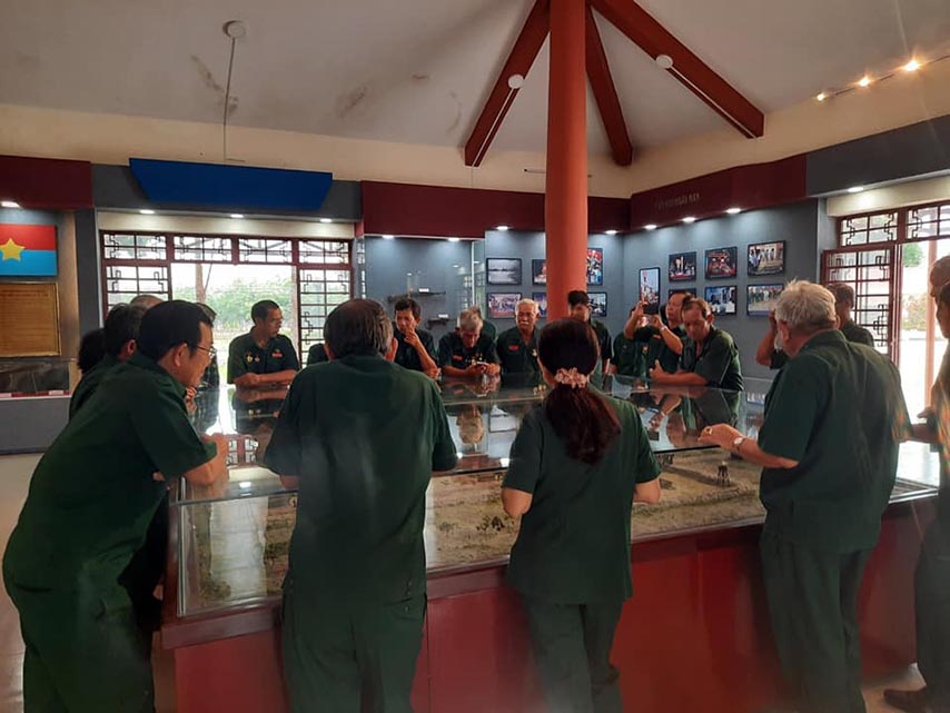 Sa bàn lớn đặt trong phòng truyền thống khu di tích 