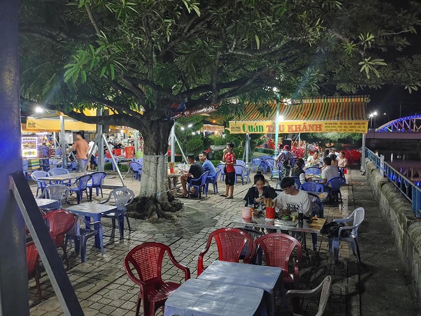 Du khách có thể ghé một quán vỉa hè và thưởng thức đặc sản địa phương 