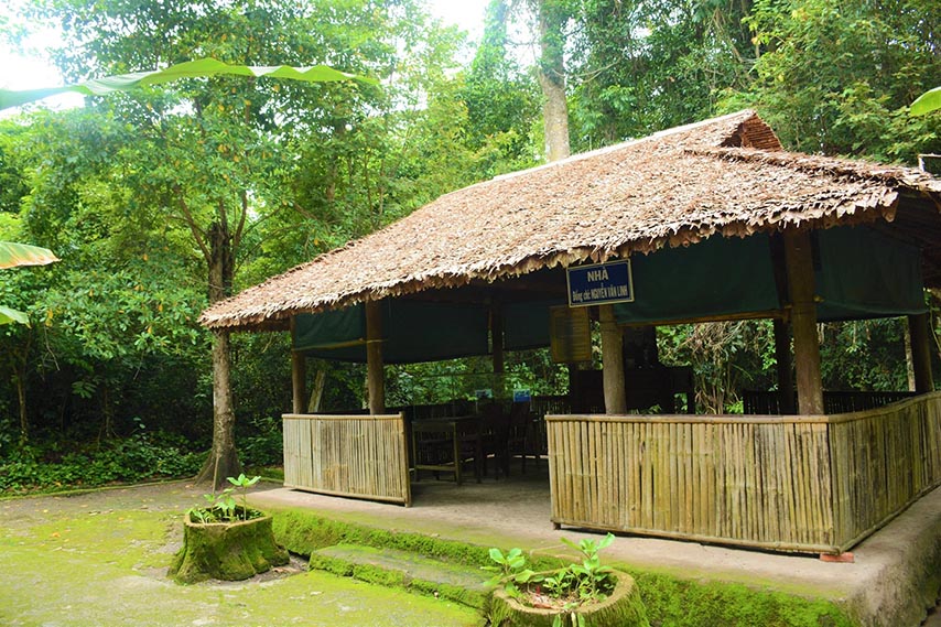 Căn chòi huộc di tích Ban An ninh cục miền Nam - nơi làm việc của các lãnh đạo thời kháng chiến
