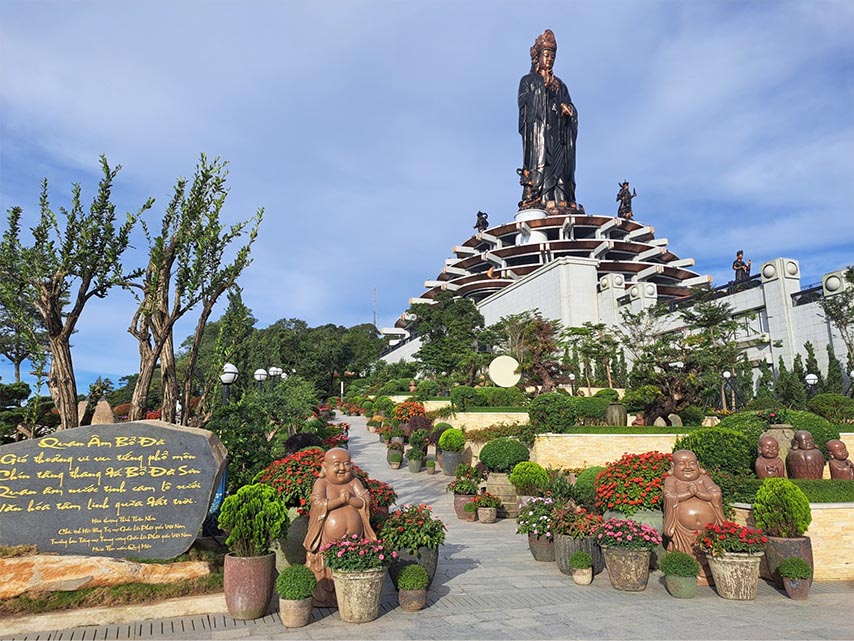 Vườn hoa nở rộ dưới chân tượng Phật Bà 