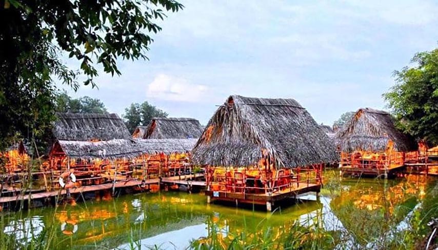 Các căn chòi gắn với cầu gỗ là đặc trưng của khu du lịch này