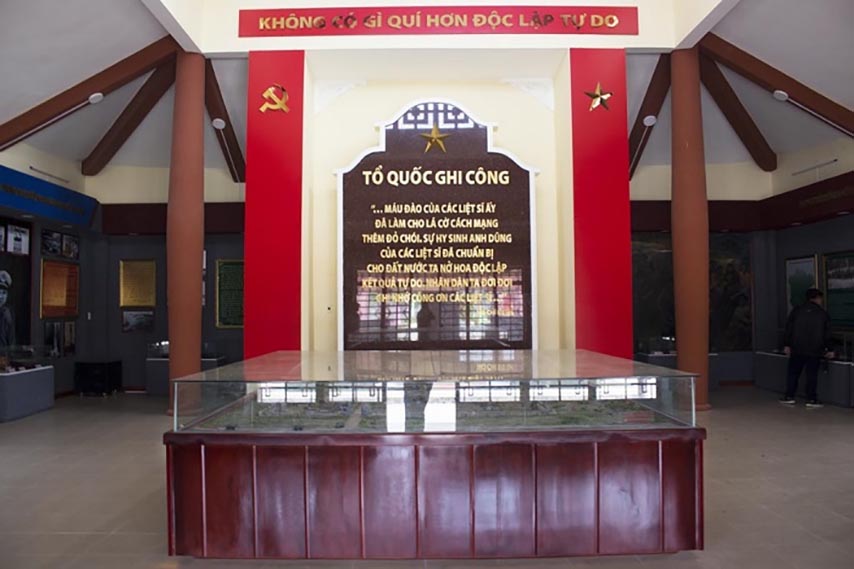 Tấm bia tổ quốc ghi công đặt uy nghiêm bên trong di tích 
